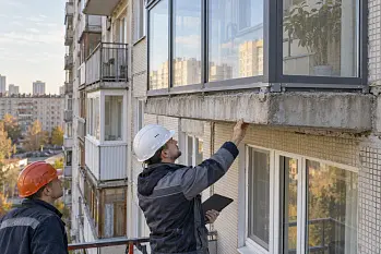 Специалисты обследуют плиту остекленного балкона