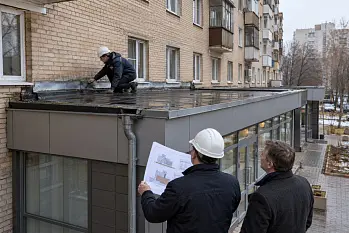 Осмотр крыши пристройки к МКД