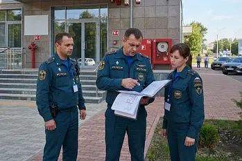 Сотрудники МЧС проверяют здание